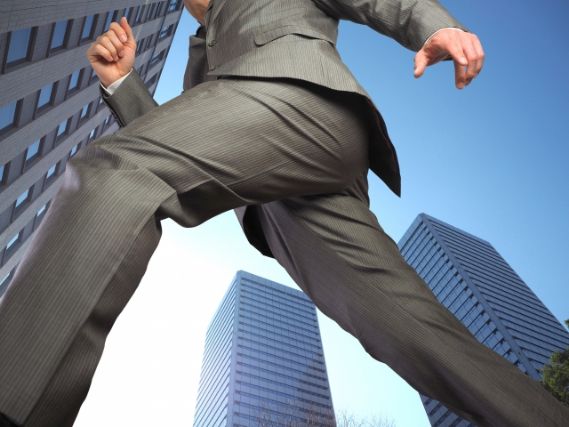 ビルの中を走るビジネスマン