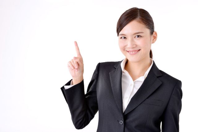 コーチング研修を実施する際のポイントを説明するスーツの女性